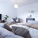 Business Design Apartment - Workspace & Kitchen - Messe Dus 아파트 *